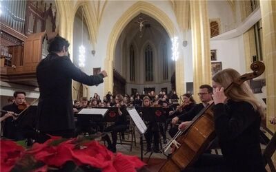 Konzertieren in der Stiftskirche: Die Kinder- und Jugendkantorei unter der Leitung von Christa Feige und das Jugendsinfonieorchester unter der Leitung von Hrayr Atshemyan. GB-Foto: Vecsey