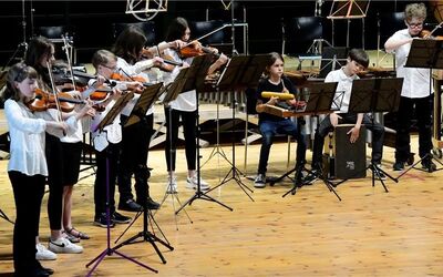 Das Musikschulensemble Violontissimo unter der Leitung von Diana Poppei bei seinem Auftritt in der Stadthalle. GB-Foto: Holom