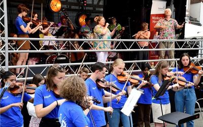Ob auf oder unter der Bühne: Die jungen Ensembles zeigten vielerorts ihr Können. GB-Foto: Holom