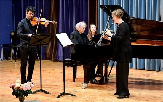 Das Lehrerkonzert der Musikschule stößt auf die helle Begeisterung des Publikums. Hier das Trio Ulrike Wartenberg mit der Klarinette, Hrayr Atshemyan mit seiner Violine und Harald Streicher am Klavier. GB-Foto: Holom