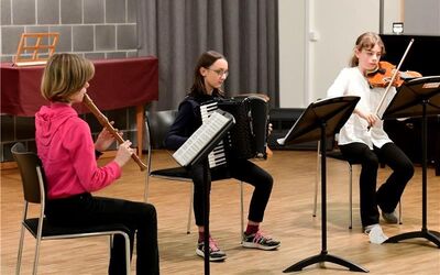 Leonie Todaro (Akkordeon), Anita Dreier (Violine) und Ella Endler (Blockflöte) präsentierten unter anderem das Stück „Largo“ von Giuseppe Sammartini.GB-Foto: Holom