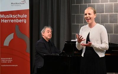 Eine Sängerin performt neben einem Pianisten bei der Jumu-Soirée der Musikschule Herrenberg.
